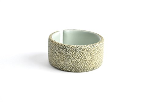 Damen Armband 'Gigi' Rochenleder Armreifen für Frauen grau grün beige Arm-Reif Armspange Armschmuck für Frauen taupe